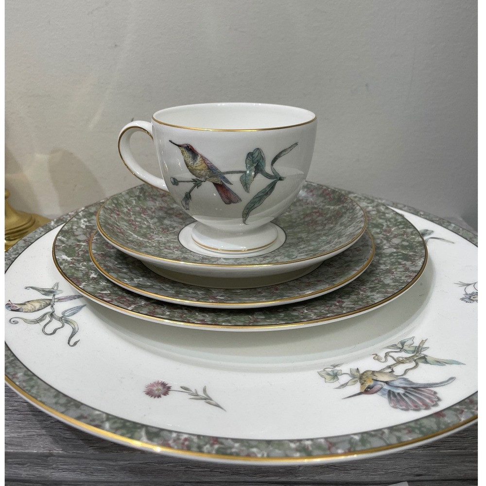 Wedgwood Humming Birds 5 Piece Place Setting Bone China England 1991 Gold Rim